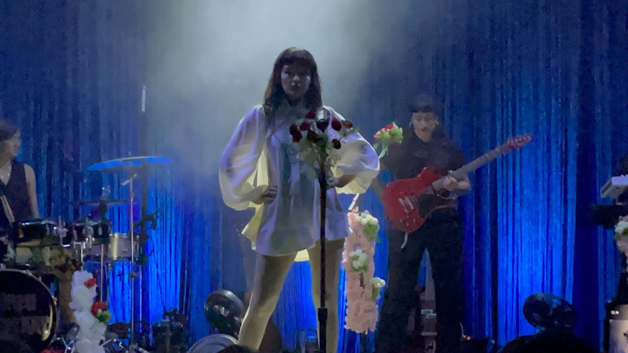 Lauren Mayberry walking & rocking out for the first time solo 🤘🏼🕺🏼💃🏼 9:30 Club in DC 9/4/23