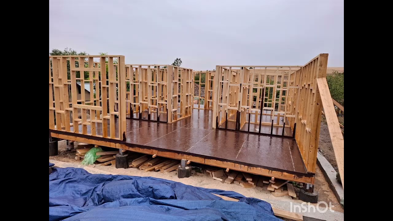 Casa pe piloni - ridicarea zidurilor din dulapi de 15x5