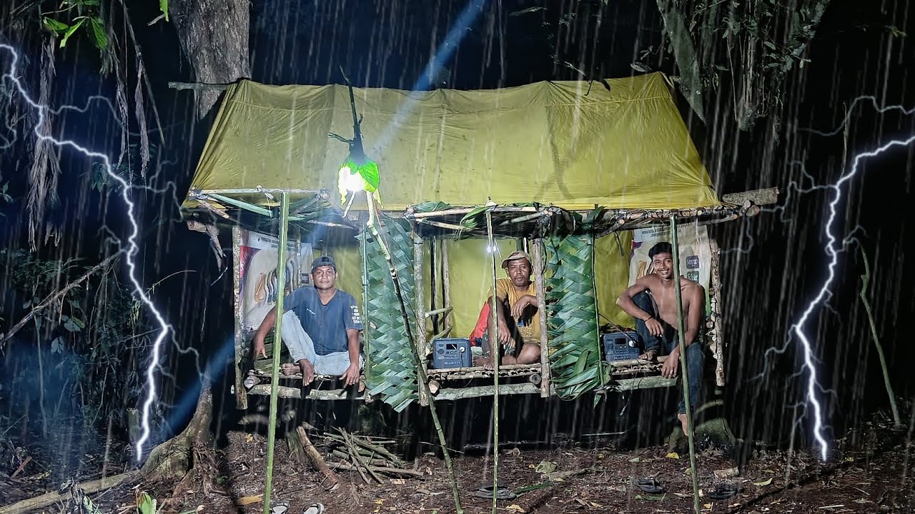 camping hujan deras membangun shelter tiga pintu saat hujan berpetualang menikmati keindahan alam 