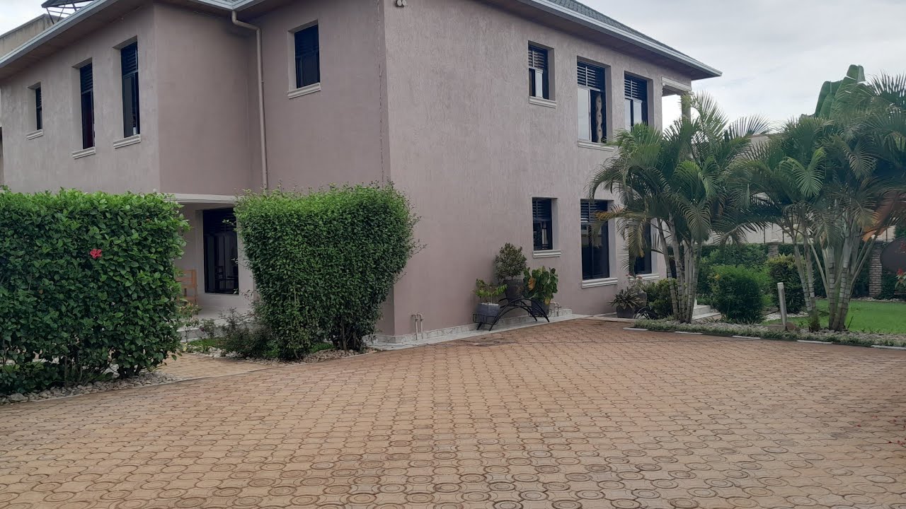 House for rent 5bedrooms, 6bathrooms ,big garden parking location Kigali/kinyinya price 2000USD