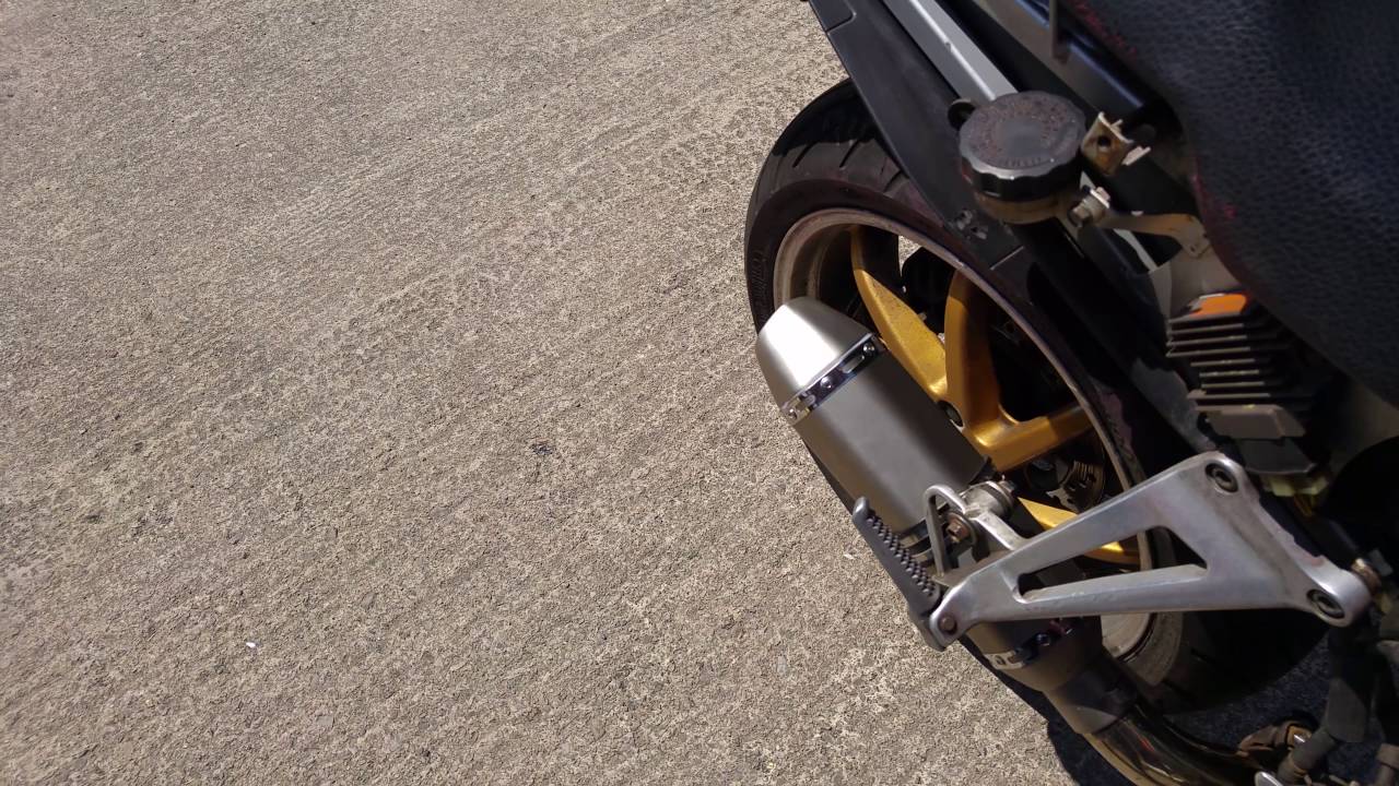 VFR750 RC36 with cheap Chinese eBay Silencer