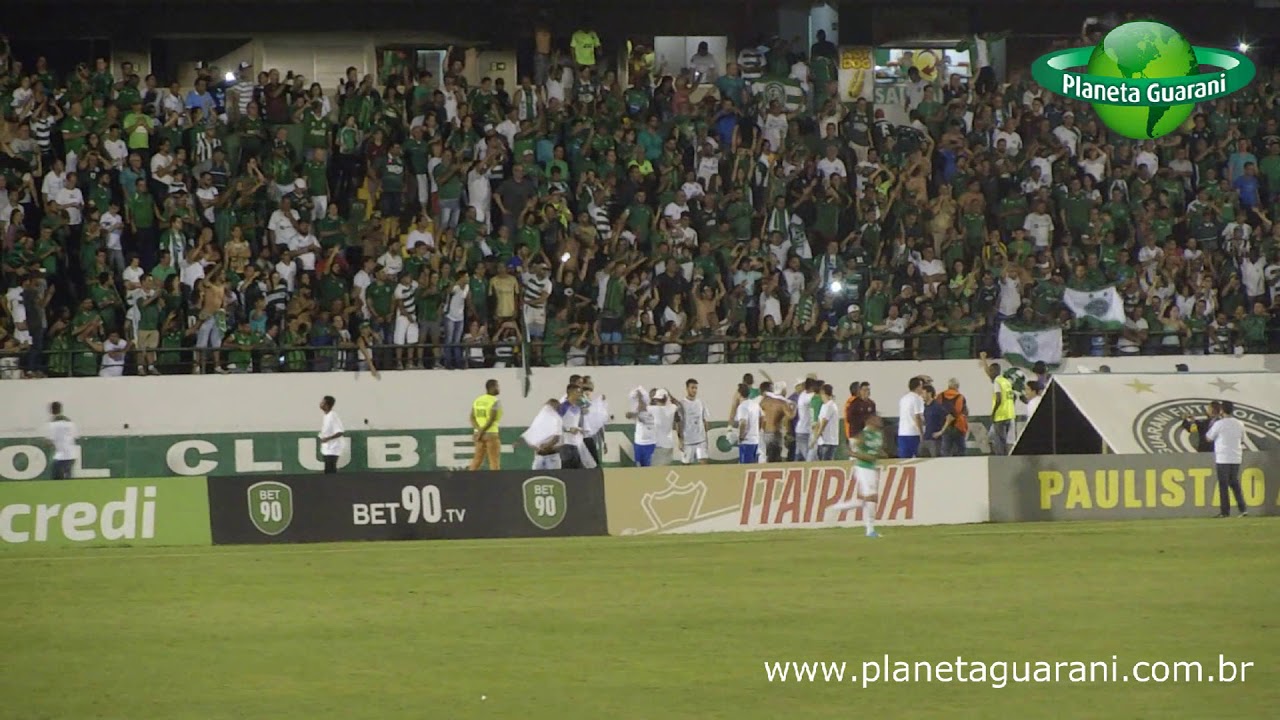 Ao final da partida Torcida Bugrina e jogadores fazem a festa no gramado