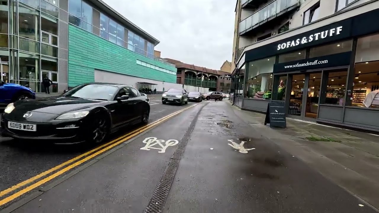 Virtual Walk - Walton-On-Thames High Street Shops - December 2025 | kittikoko