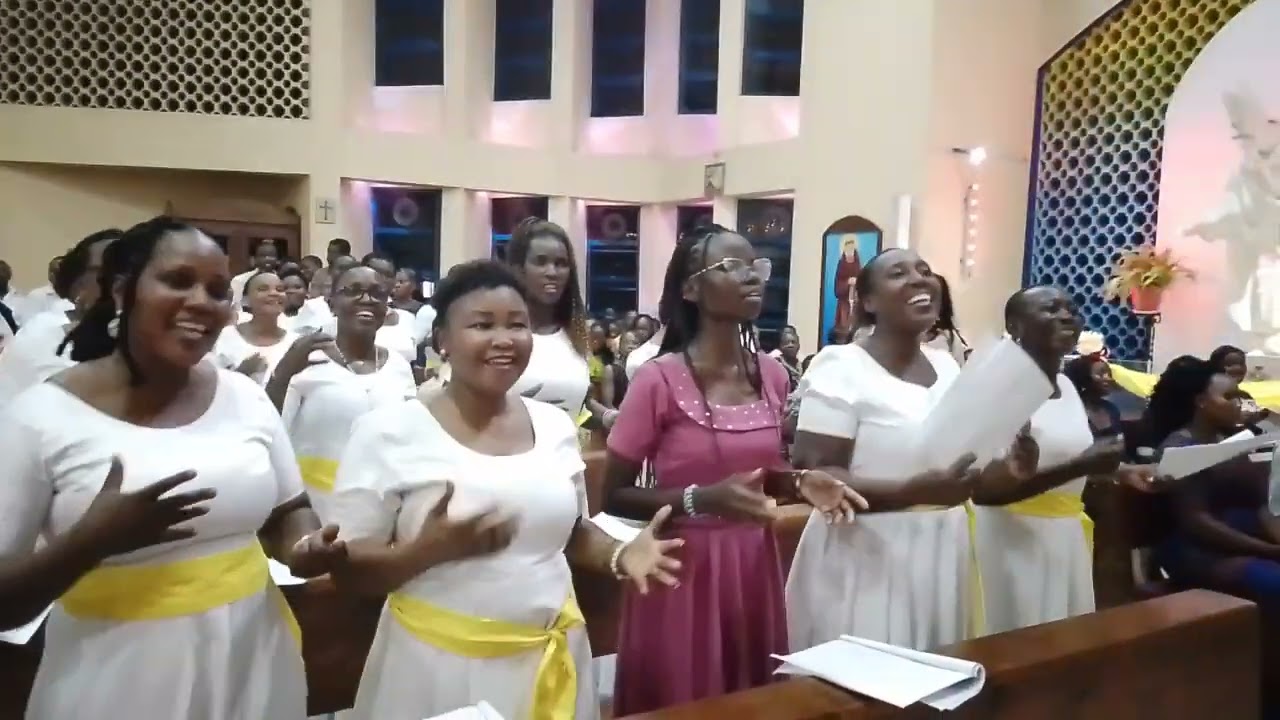 NJOONI WAPENZI TUFANYE SHANGWE Fr.D.NTAPAMBATA.MKESHA WA NOEL LIVE PERFORMANCE (MALAIKA GABRIEL?