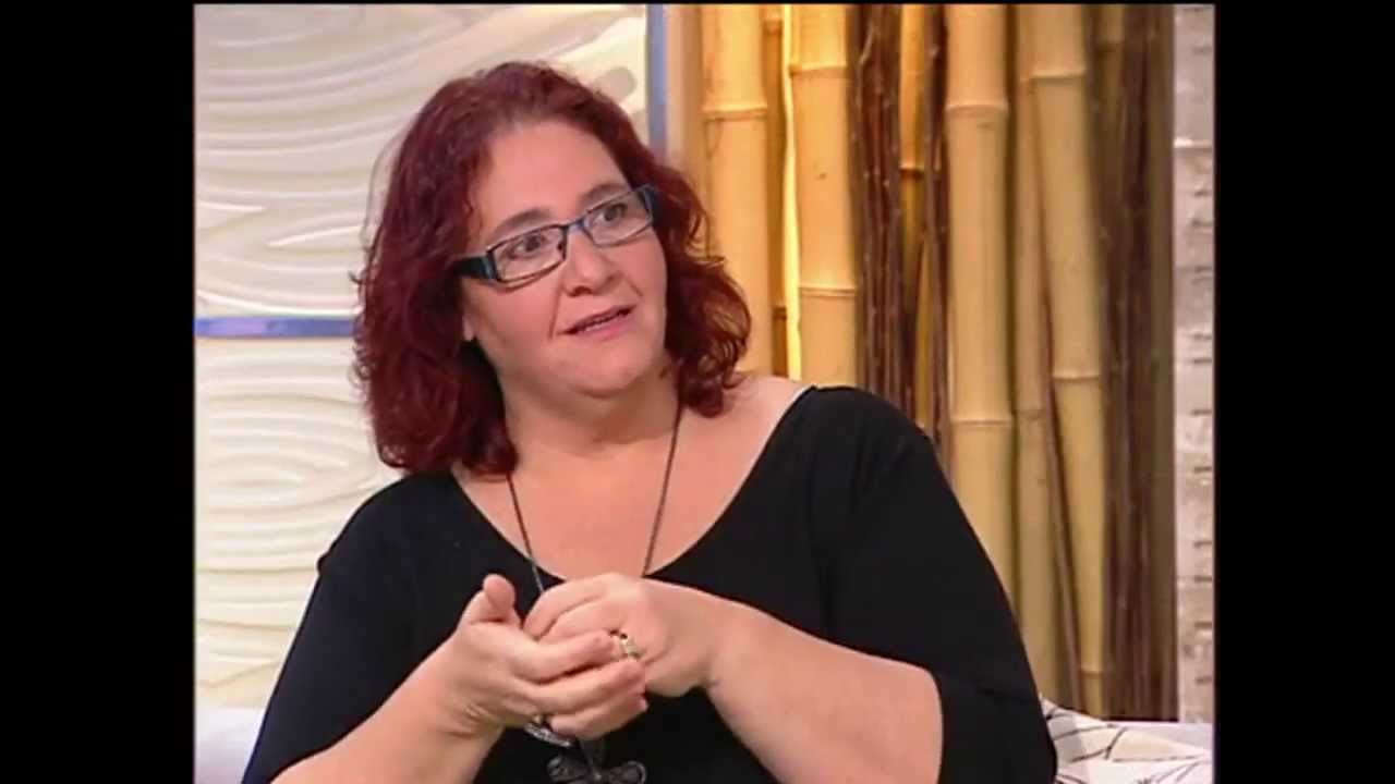 רינת פלג - ציורולוגית גרפולוגית מפענחת ציורים ומאבחנת כתבי יד מתארחת בערוץ 10