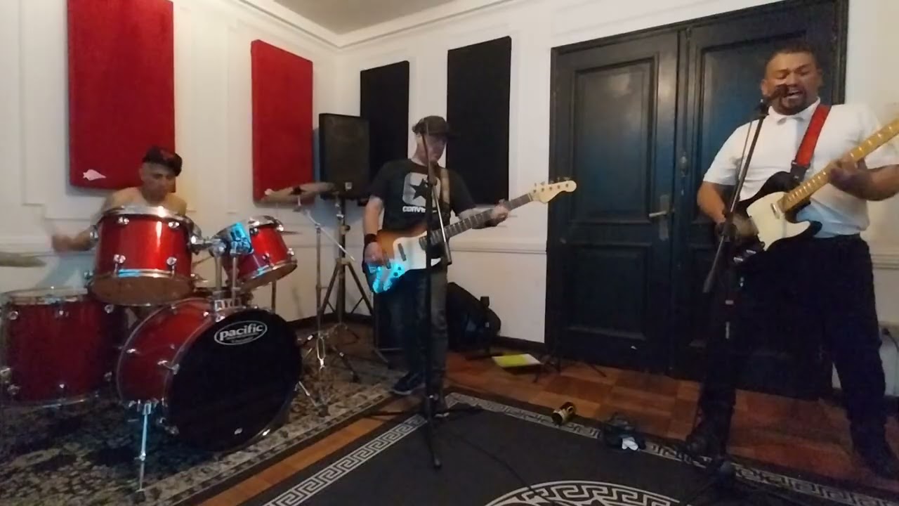 Botas y tirantes - Perros Sucios. Ensayo Sala Casa  Grecia Dic-2025