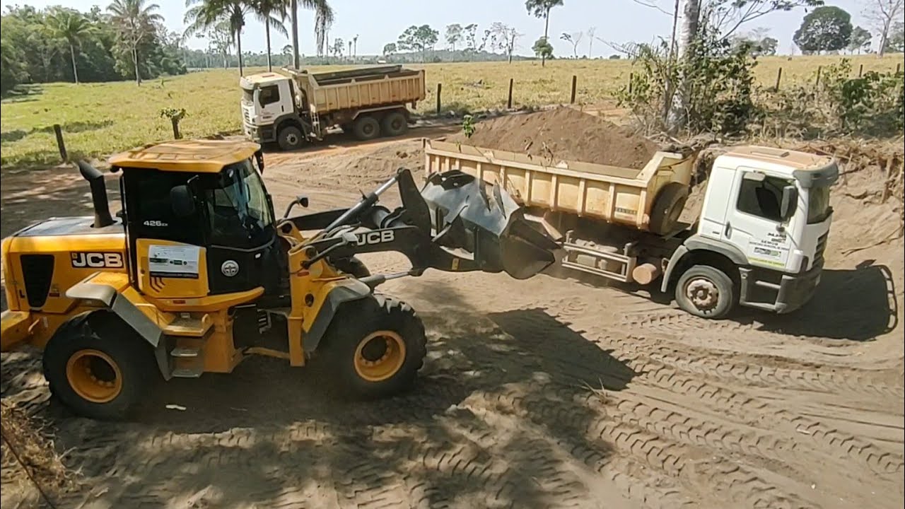 COMO EU FAÇO PRA CARREGAR CAÇAMBA EM TERRA DE AREIA COM PA CARREGADEIRA JCB 426ZX