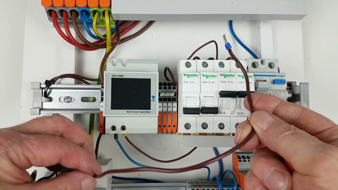 Miernik zużycia energii elektrycznej oraz monitor parametr&oacute;w elektrycznych