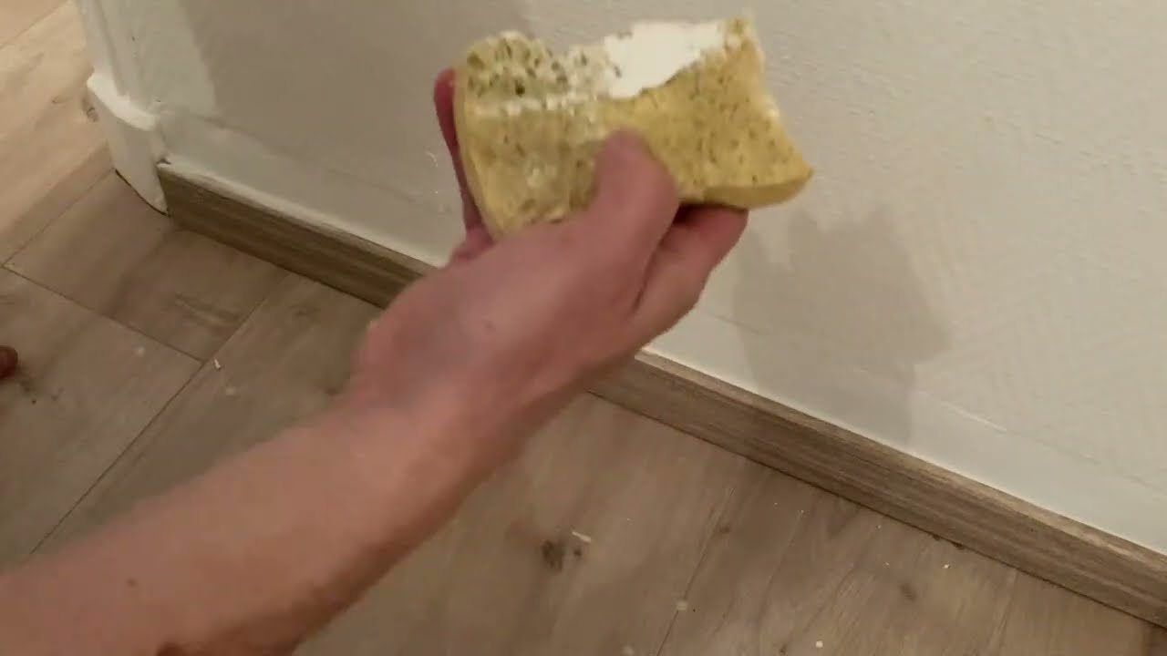 Comment faire un Joint acrylique nickel sur plinthe mur tordu ( rénovation ) !
