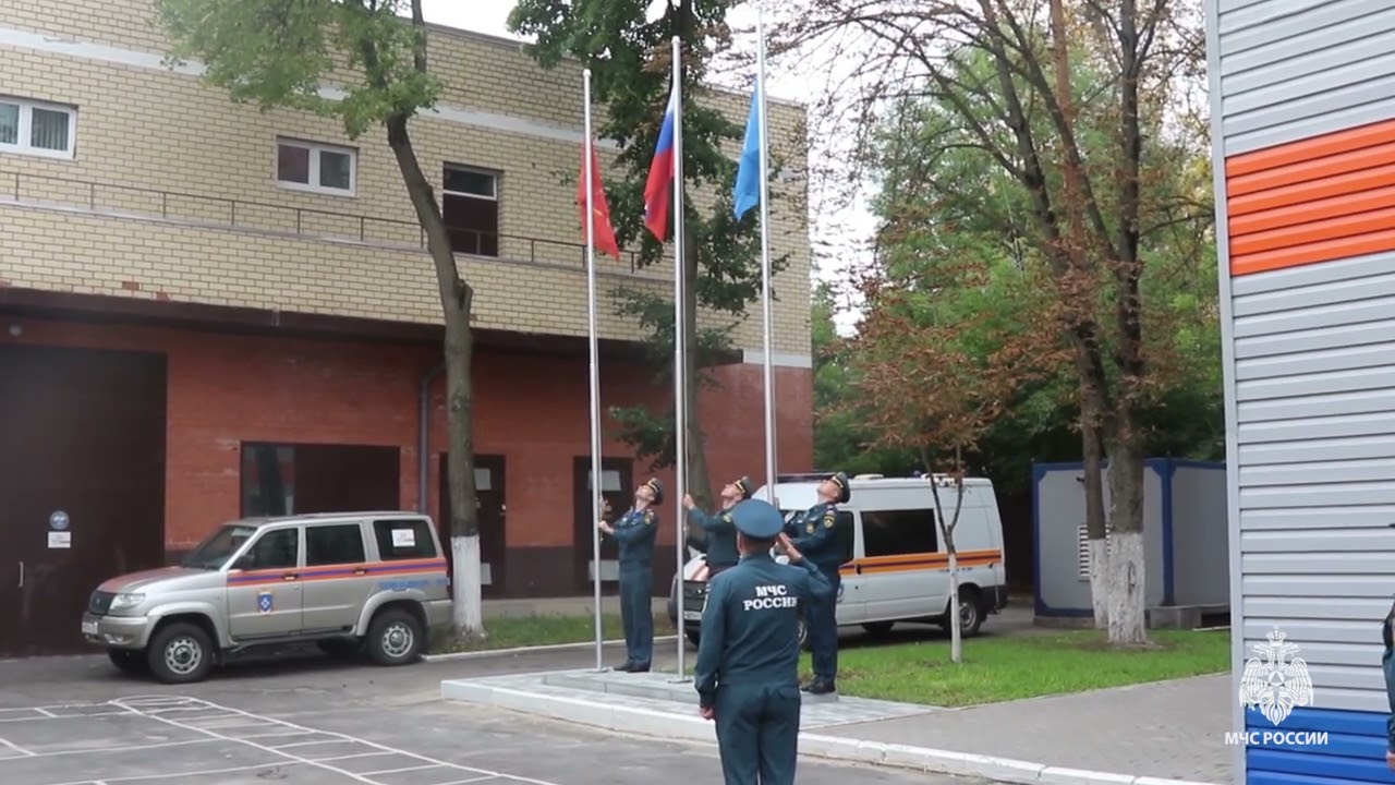 В региональном МЧС прошло торжественное мероприятие с поднятием флага Российской Федерации