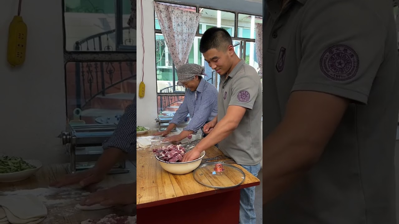 炎热的夏天，吃上一碗凉凉的黄面烤肉，太舒服了。如果你有机会来新疆，一定不要错过这道美食。