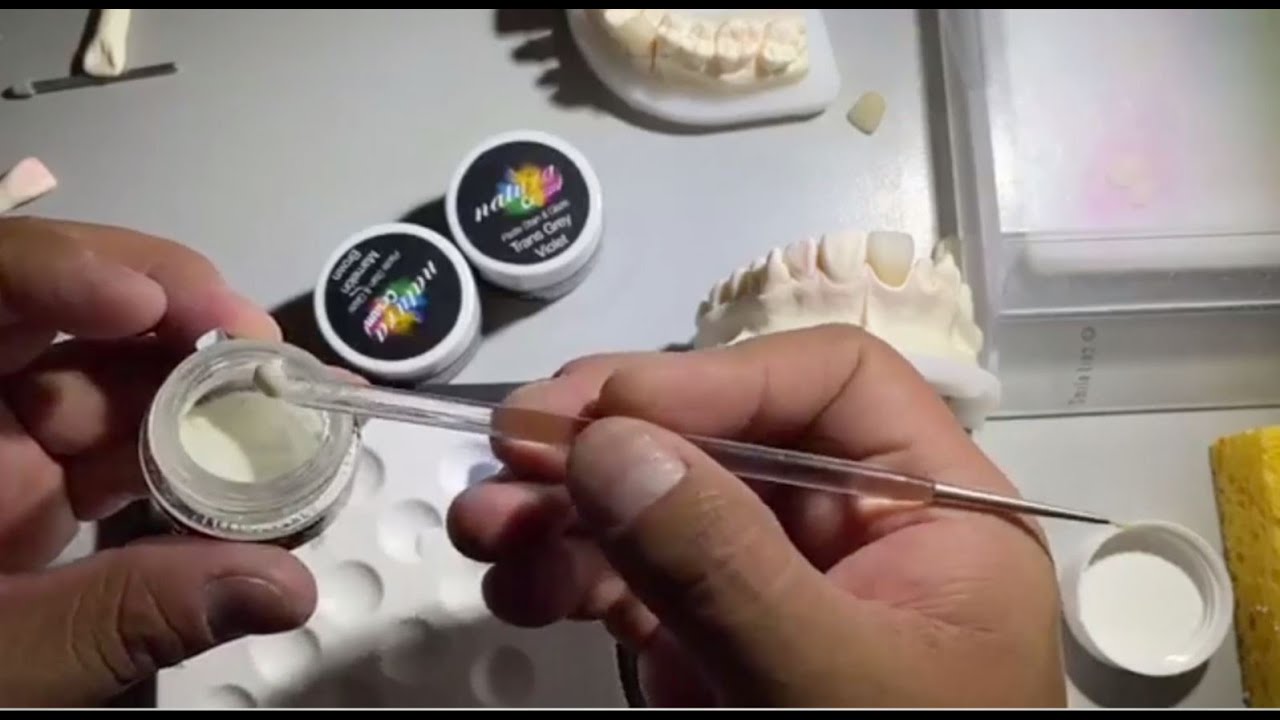Técnica de maquillaje dental con stains universales Naturaceram