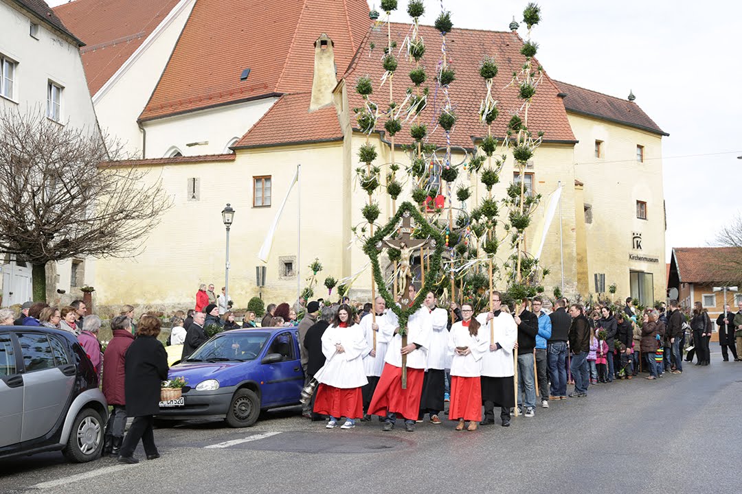 Palmsonntag in Kößlarn - Prozession mit meterhohen Palmbuschen und dem Kößlarner Palmesel