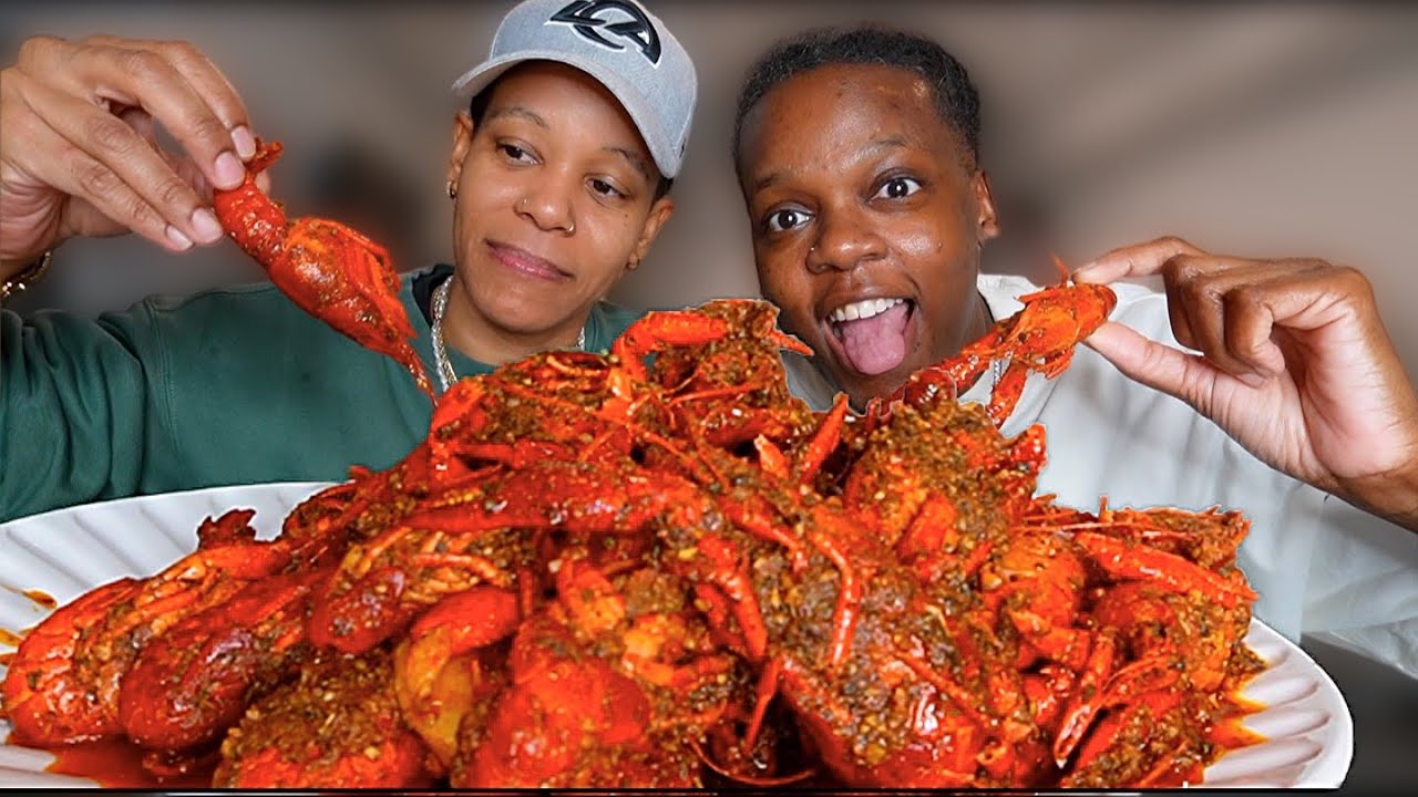 Teaching @JustTashaP HOW TO EAT CRAWFISH! *she eats the boo boo NOW* | CRAWFISH MUKBANG‼️