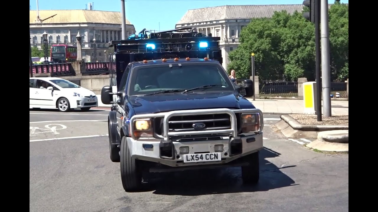 Unmarked Police Car + Minibus + Armoured Jankel Responding