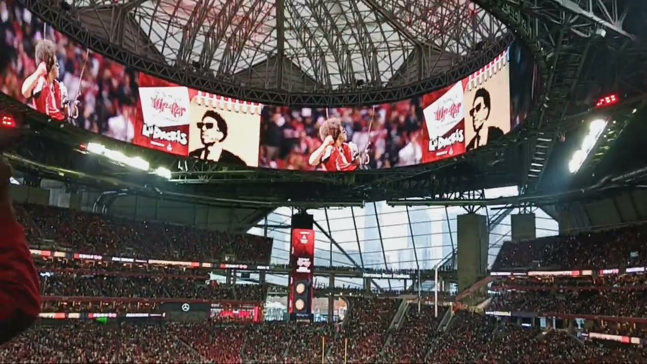 LUDACRIS RAPS and REPELS from MBS at Falcons v sAints game
