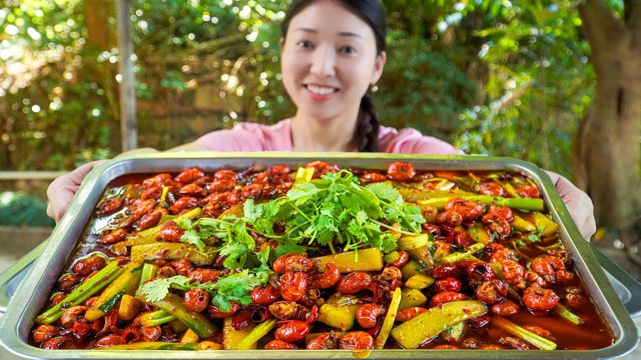 小雨做超麻辣小龍蝦，蝦尾Q彈麻辣鮮香，配上冰啤酒嘬著手吃真香【市民朱小雨】