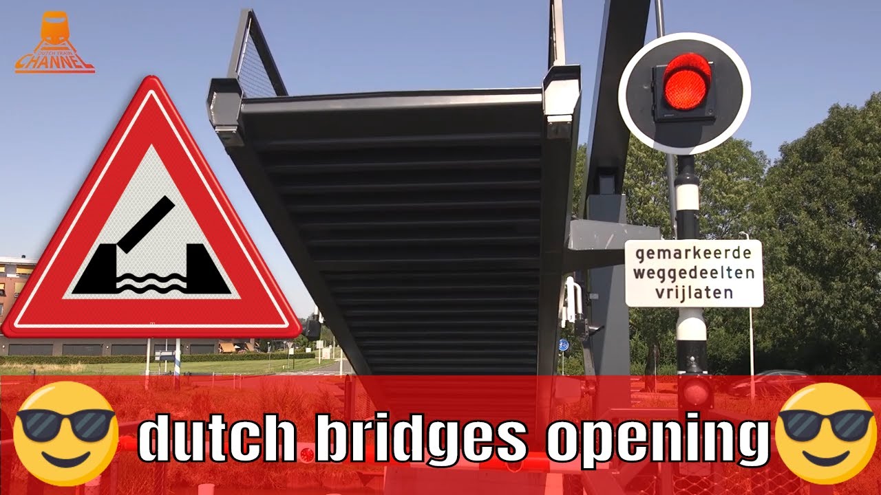 A dutch bridge opening at - Dokkum - Fietsbrug Hegedyksterbrêge - Dokkum