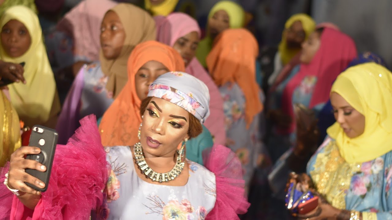 WANA SWAHIBU WAKIANGUSHA BONGE LA QASWIDA KATIKA HOLI LA TAASISI MJINI ZANZIBAR FULL VIDEO HII HAPA