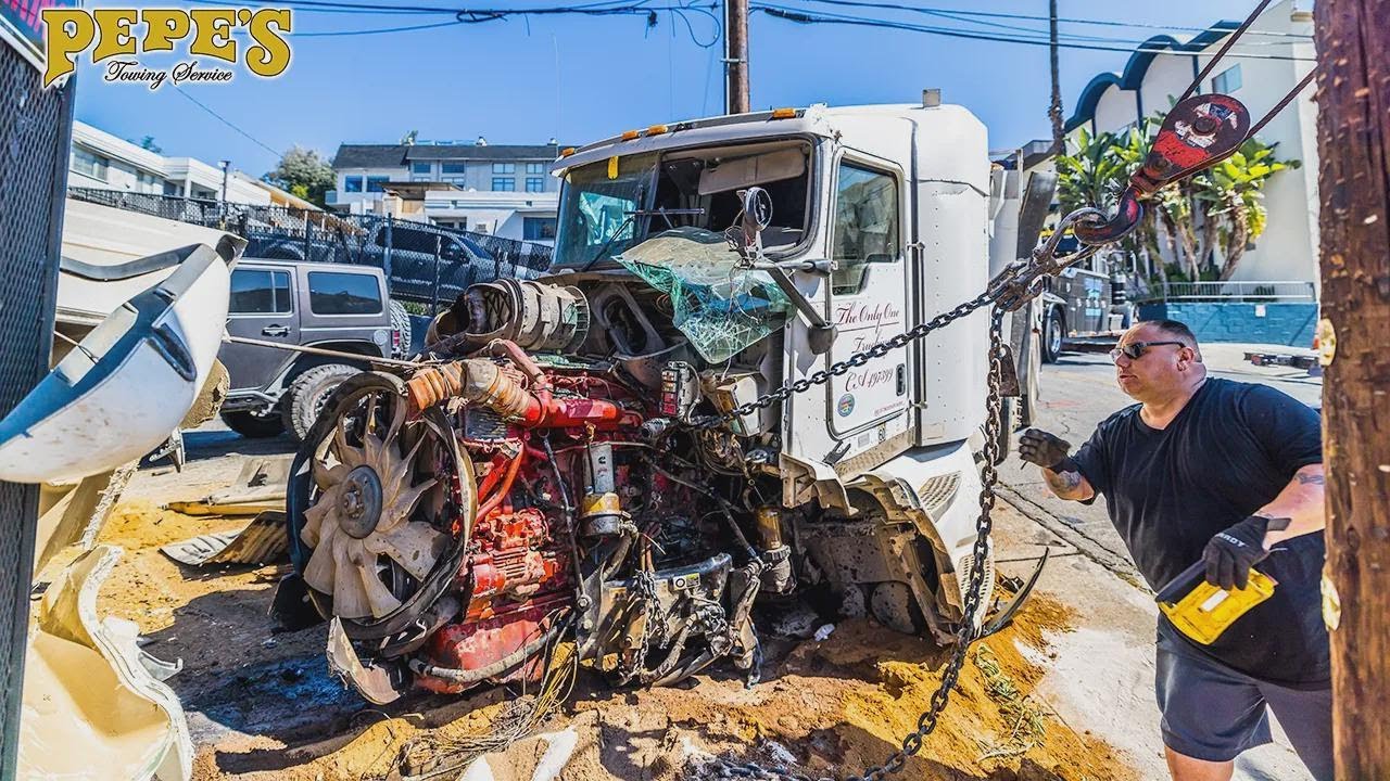 Schwerlaster-Unfall in Hollywood: Alles wird plattgemacht!