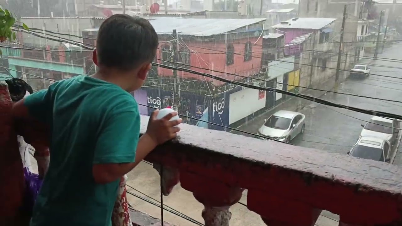 Fuertes relámpagos en la tarde  del día jueves.