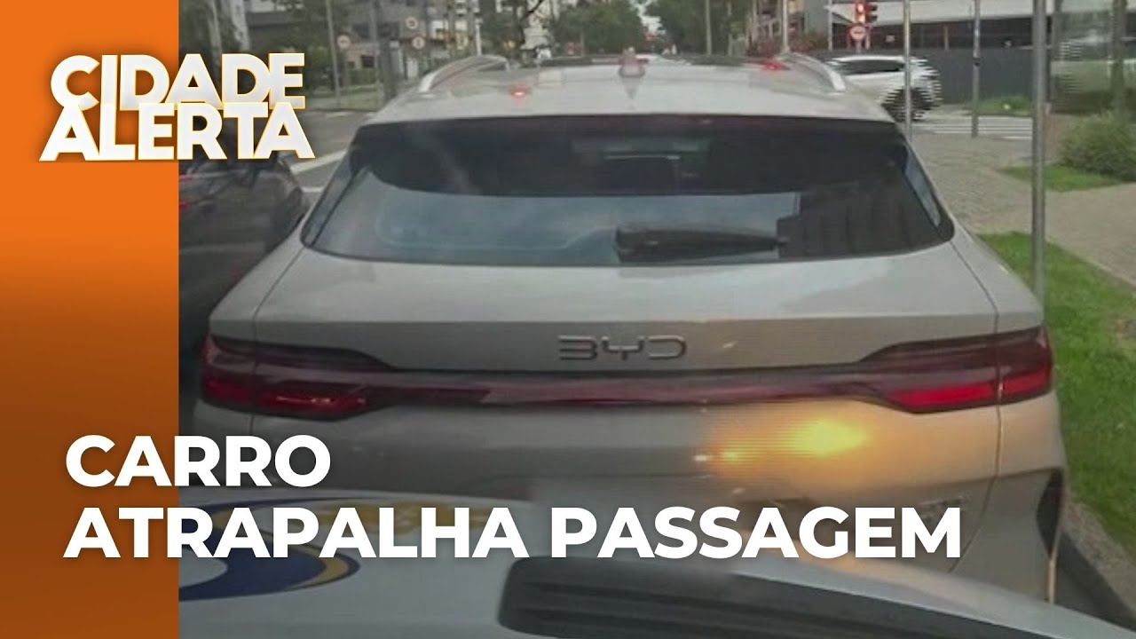 Carro atrapalha passagem de ambulância; motorista estava com medo de ser multado