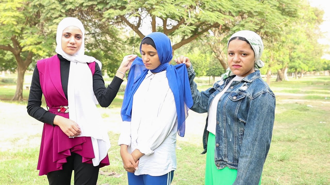 ام تطلب من بنتها خلع الحجاب ومتسمعش كلام ابيها !