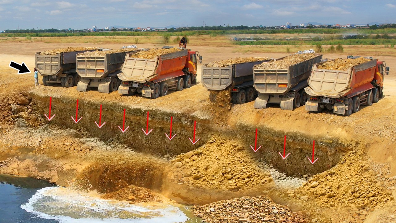 Be ¡Increíble!, Big Landslide D58P KOMATSU Dozer Pushes Rocks into Deep Lake, Repairs Landslide