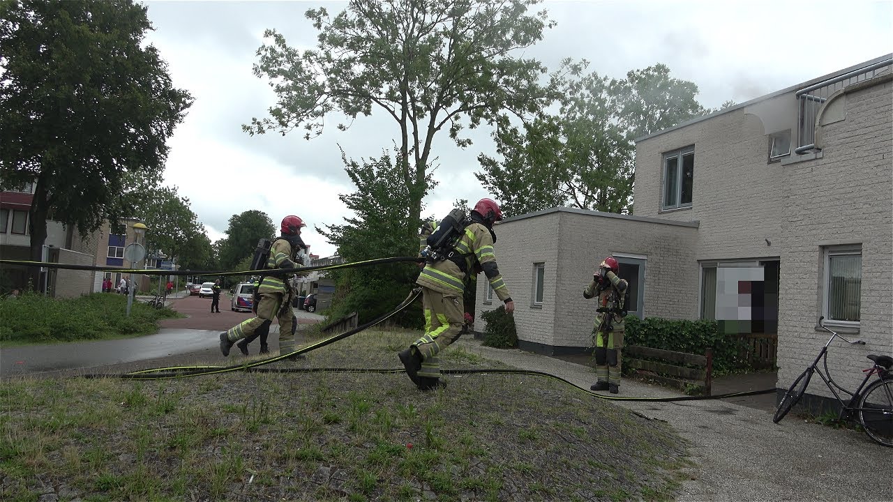 PRIO1 WONINGBRAND Damrif Aankomst Brandweer en Politie Lelystad 255131 255132