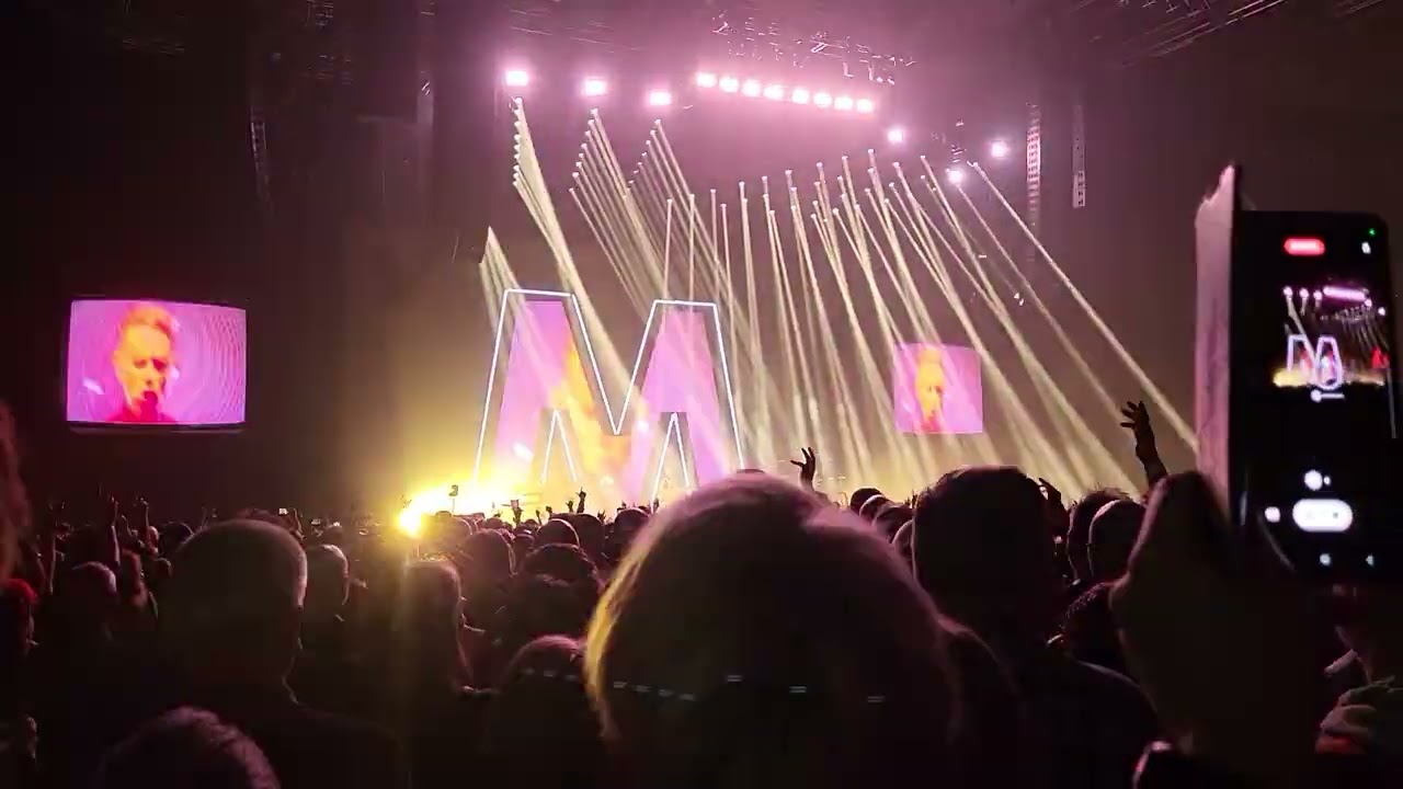 Depeche Mode. I Feel You live. Memento Mori tour