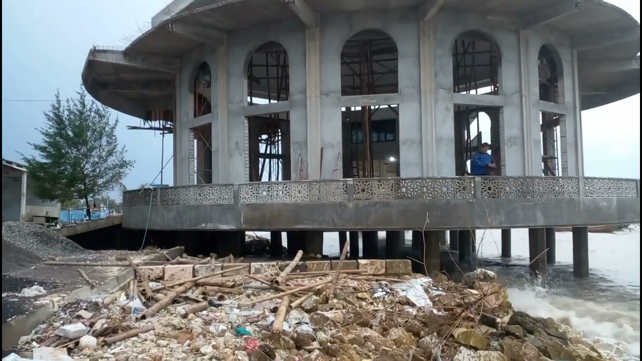 benar2 aneh ada masjid diatas laut 