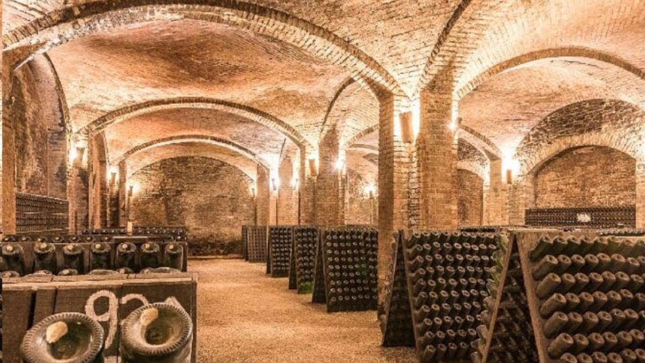 Viaggio nelle cantine di Canelli dov'è nato lo spumante: il remuage e i segreti degli 'champagnisti'