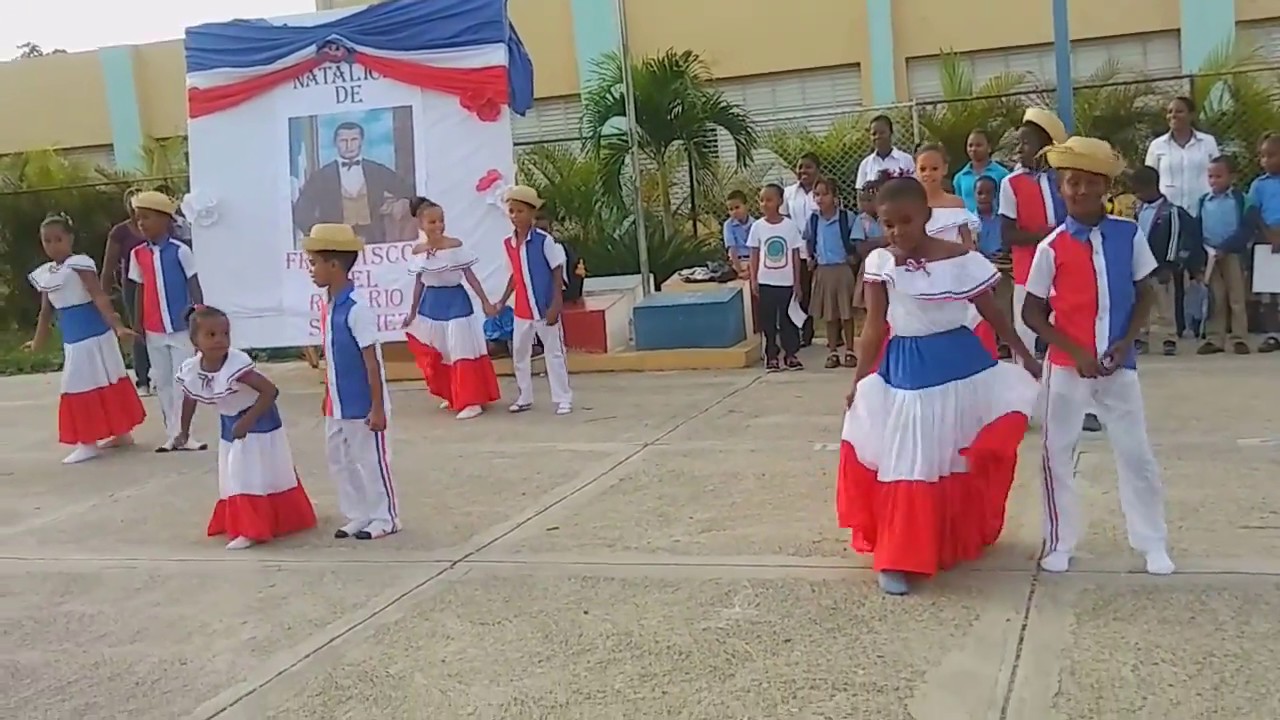 EN EL ACTO A FRANCISCO DEL ROSARIO SANCHEZ. LOS ESTUDIANTES BAILANDO LA CANCIÓN 