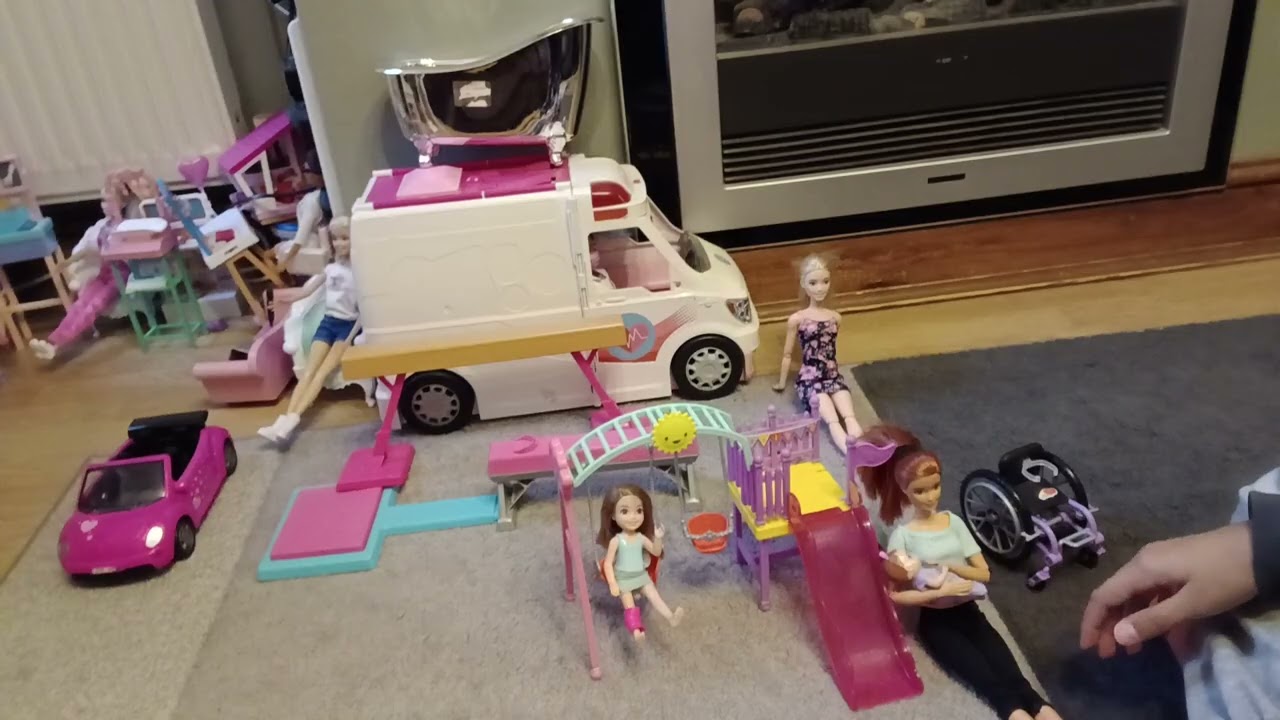 Barbie Dolls - At the park 