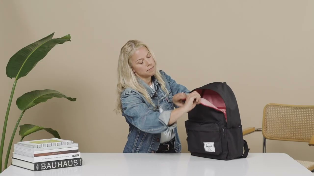 Herschel Classic Backpack, Black, XL 30 0L   Casual Daypacks