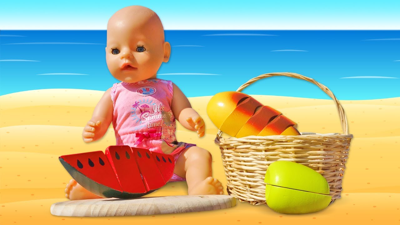 Piquenique na praia com a boneca bebê! Vamos brincar ao ar livre!