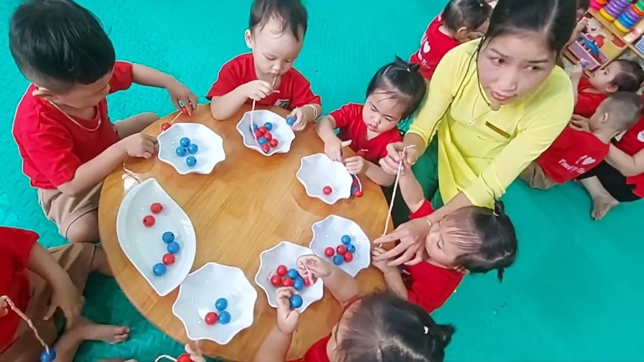 Xâu vòng màu xanh, màu đỏ tặng cô giáo - Trường mầm non Tuổi Thần Tiên.