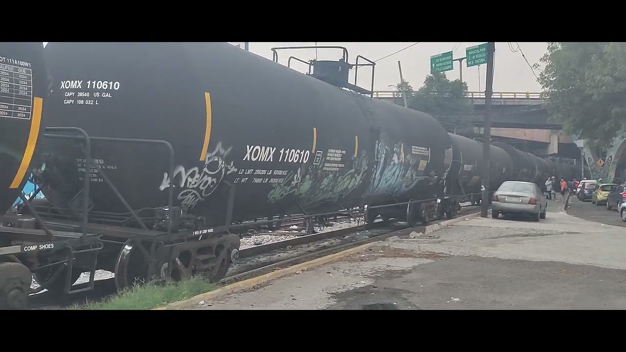 Ferrovalle EMD GP38-2 9420-9421 con el Servicio Julia en Tacuba (Julio del 2025)