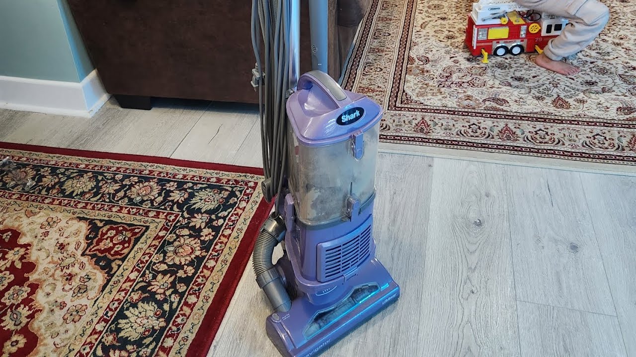 Using the shark nv352 at my cousins house 