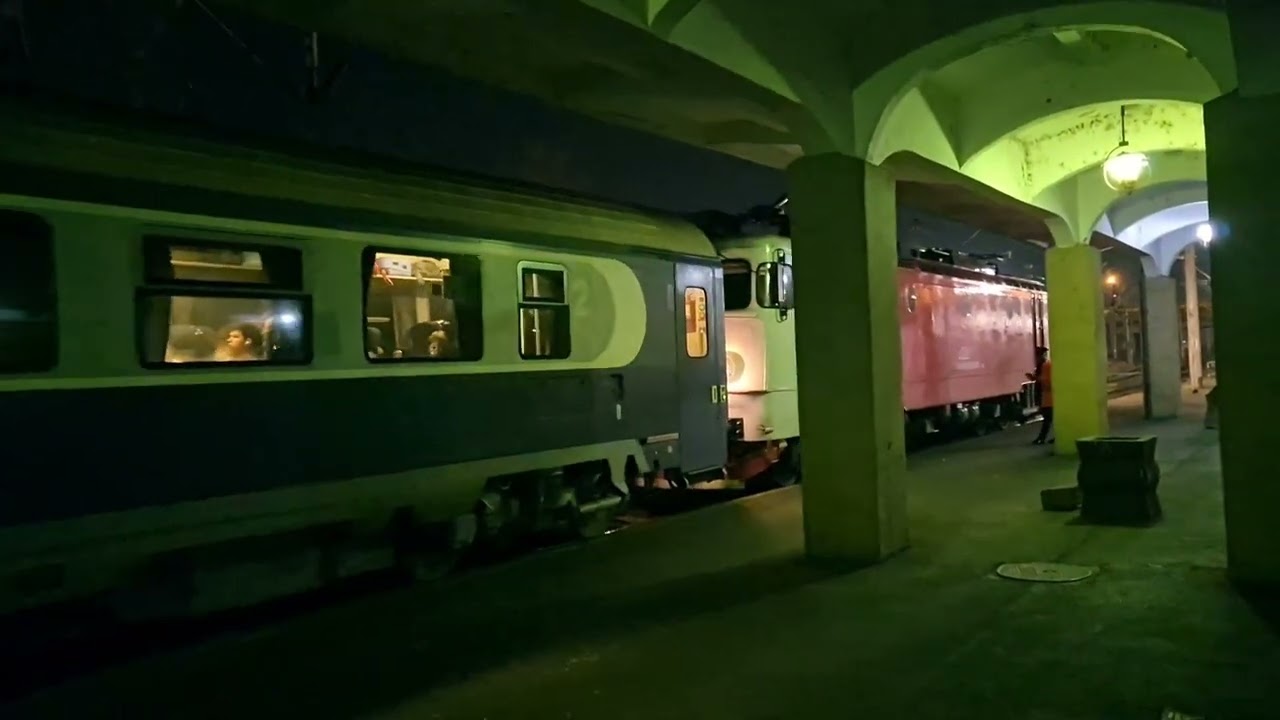 Trenuri de noapte în gara Ploiești Sud / Trains filmed at night in Ploiești Sud railway station