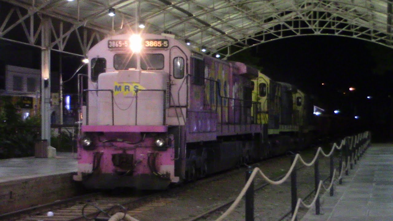 Trem de bauxita carregado da MRS passando por Louveira