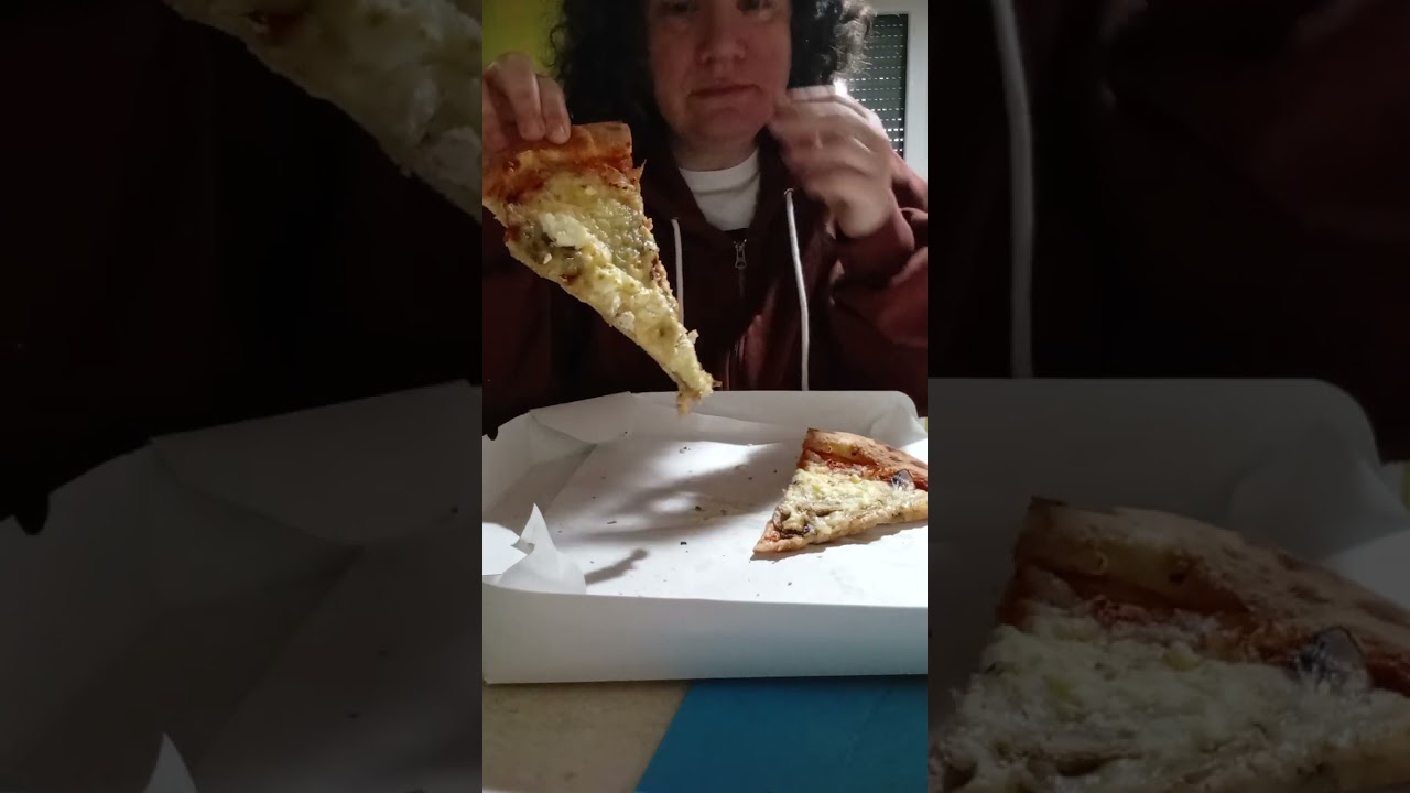 Asmr Mukbang I Pizza with tomato sauce 🔥 cheese and mushrooms, 💯✨and a pint of beer.