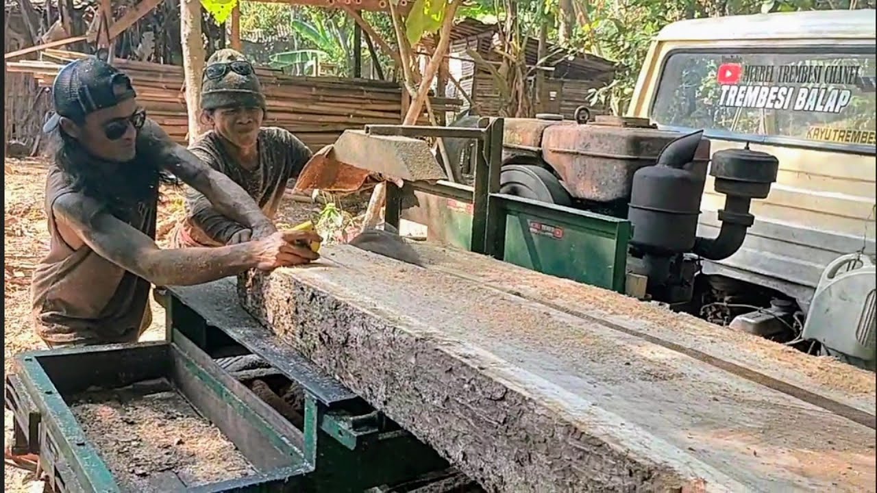 PROSES CEPAT‼️Pembuatan usuk & reng kayu trembesi - Gergaji mesin serkel rakitan