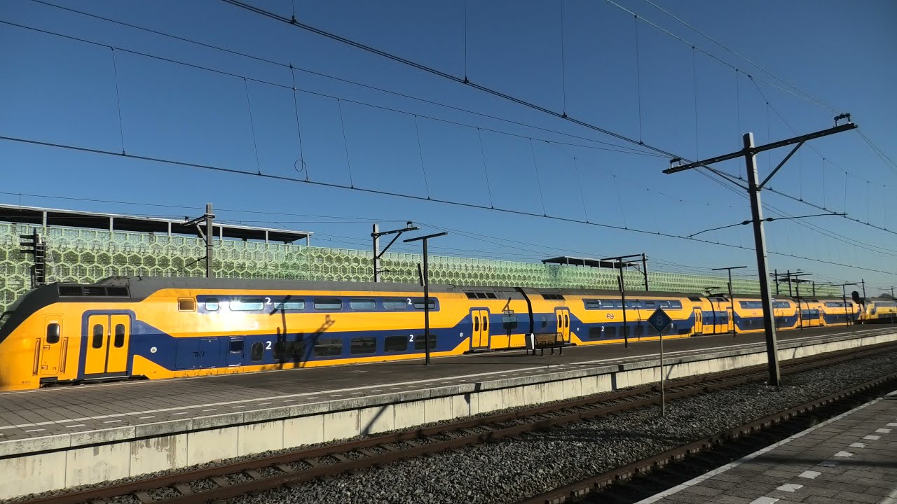 VIRM(m) 9411-)(-9577  richting Rotterdam passeren station Rotterdam Lombardijen,  24 OKT 2021,1558