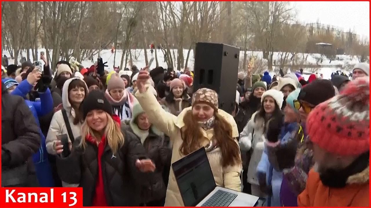 Украинцы в полной мере наслаждаются ледяной зимней погодой в Киеве.