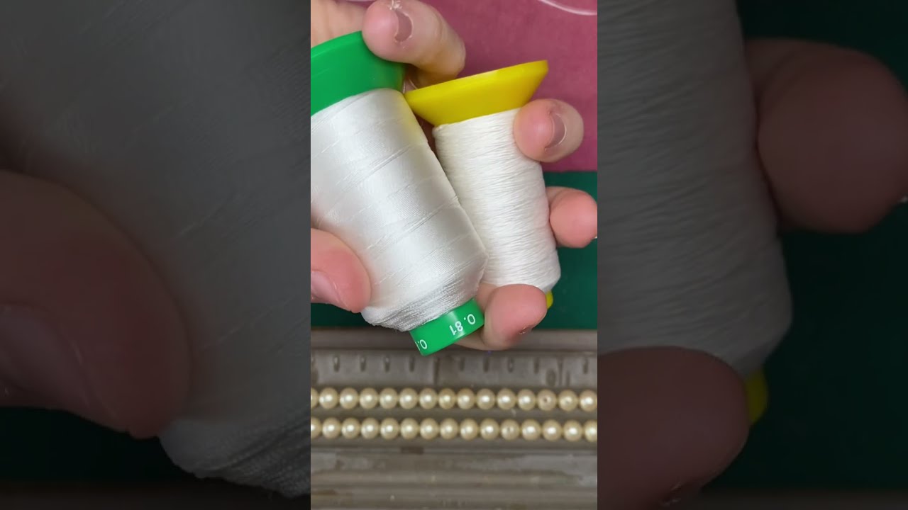 Réparation d'un collier de perles.