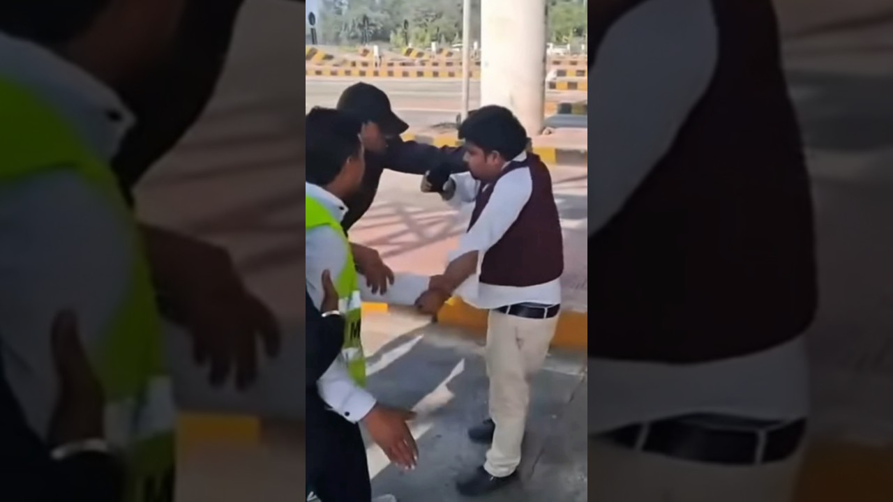 Haydargadh toll pe 1 advocate ko maara &rarr; Hazaron lawyers ne toll free kar diya!