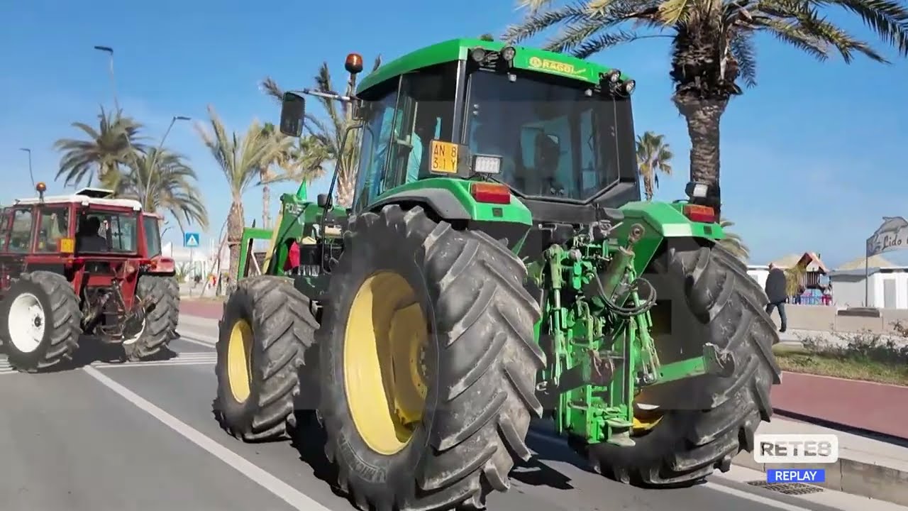 Roseto - I trattori sfilano sul lungomare