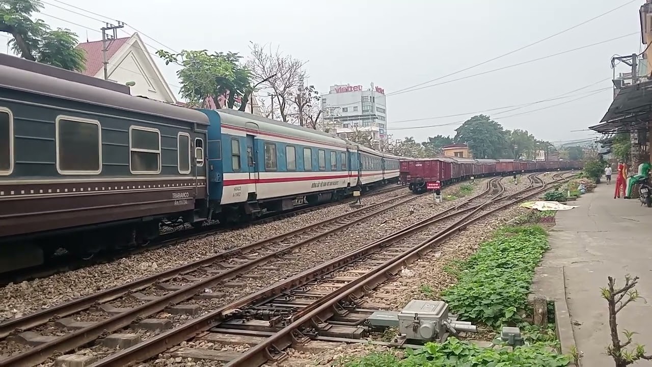 D19E -979 kéo SP8 rời ga trên đường nhánh 