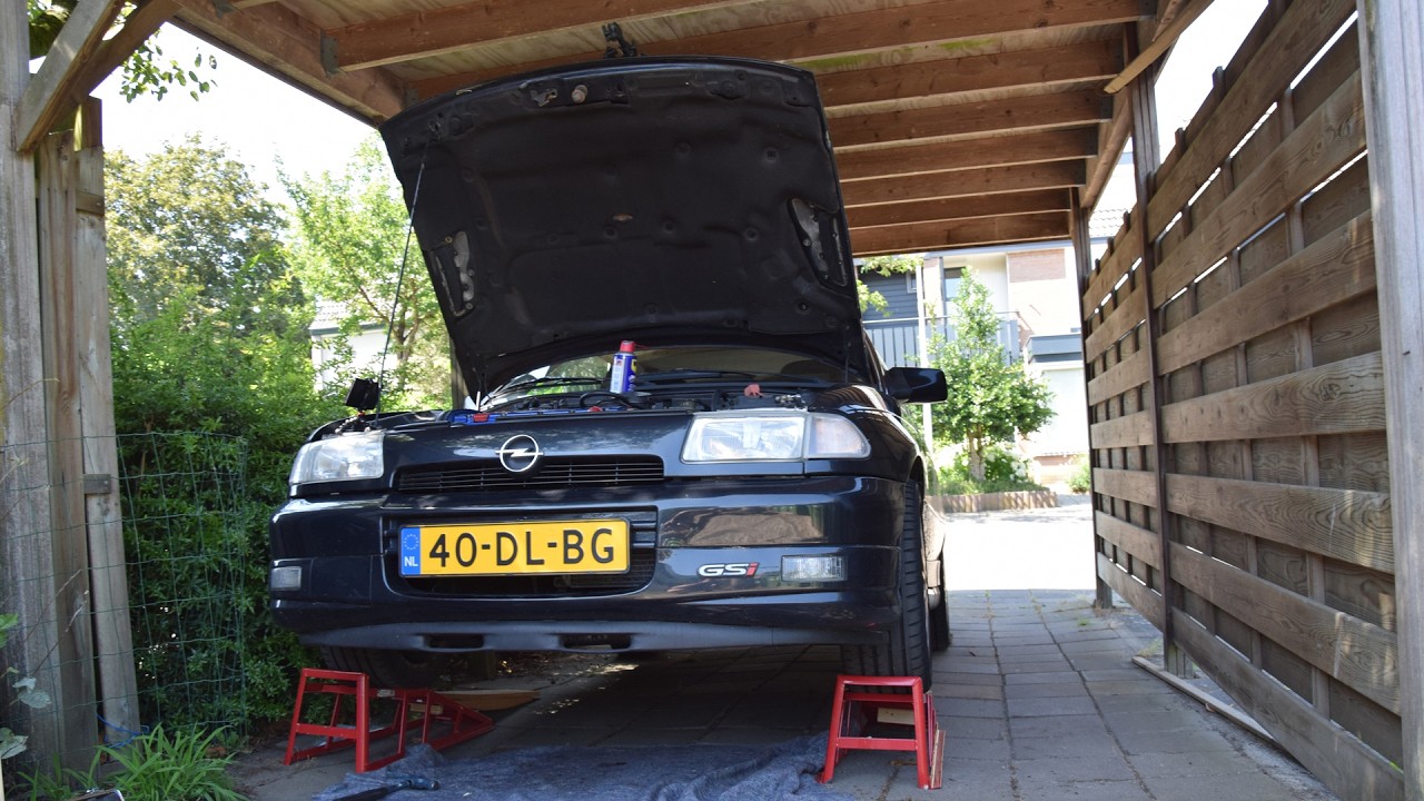 Opel Astra GSi 2.0 16V C20XE - Bakmechanisme repareren en uitlaatspruitstukpakking vervangen